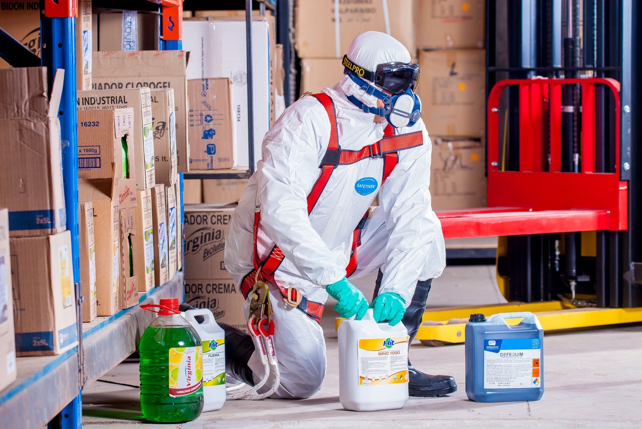 Mann im Schutzanzug mit Chemikalien