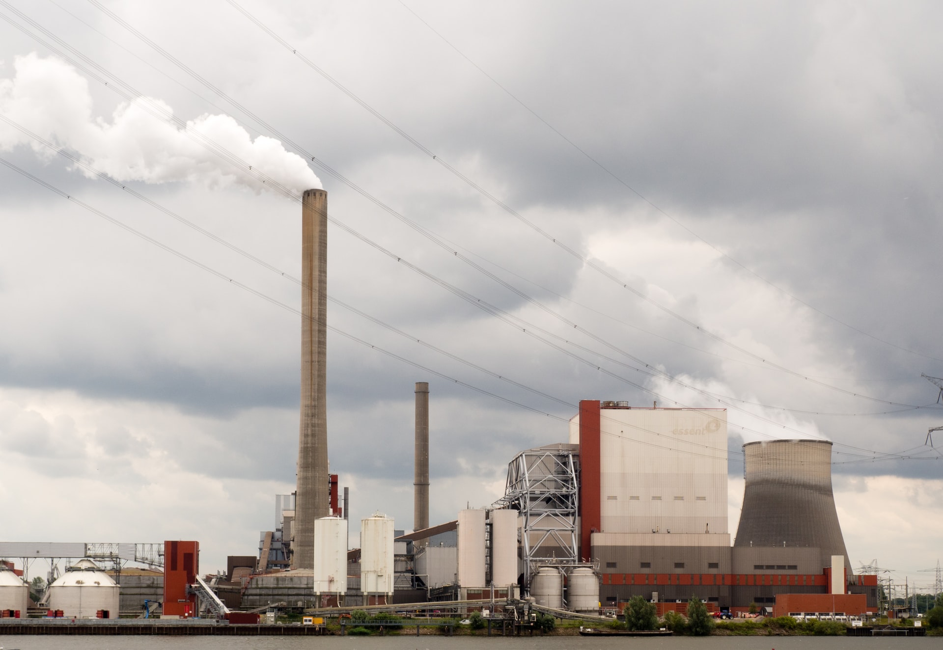Conjunto de empresas soltando vapor en un polígono industrial Conjunto de empresas soltando vapor en un polígono industrial