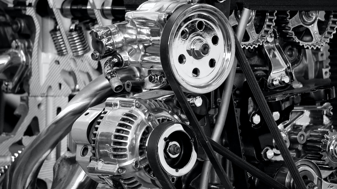 Composición de engranajes y correas de un auto con colores blanco y negro