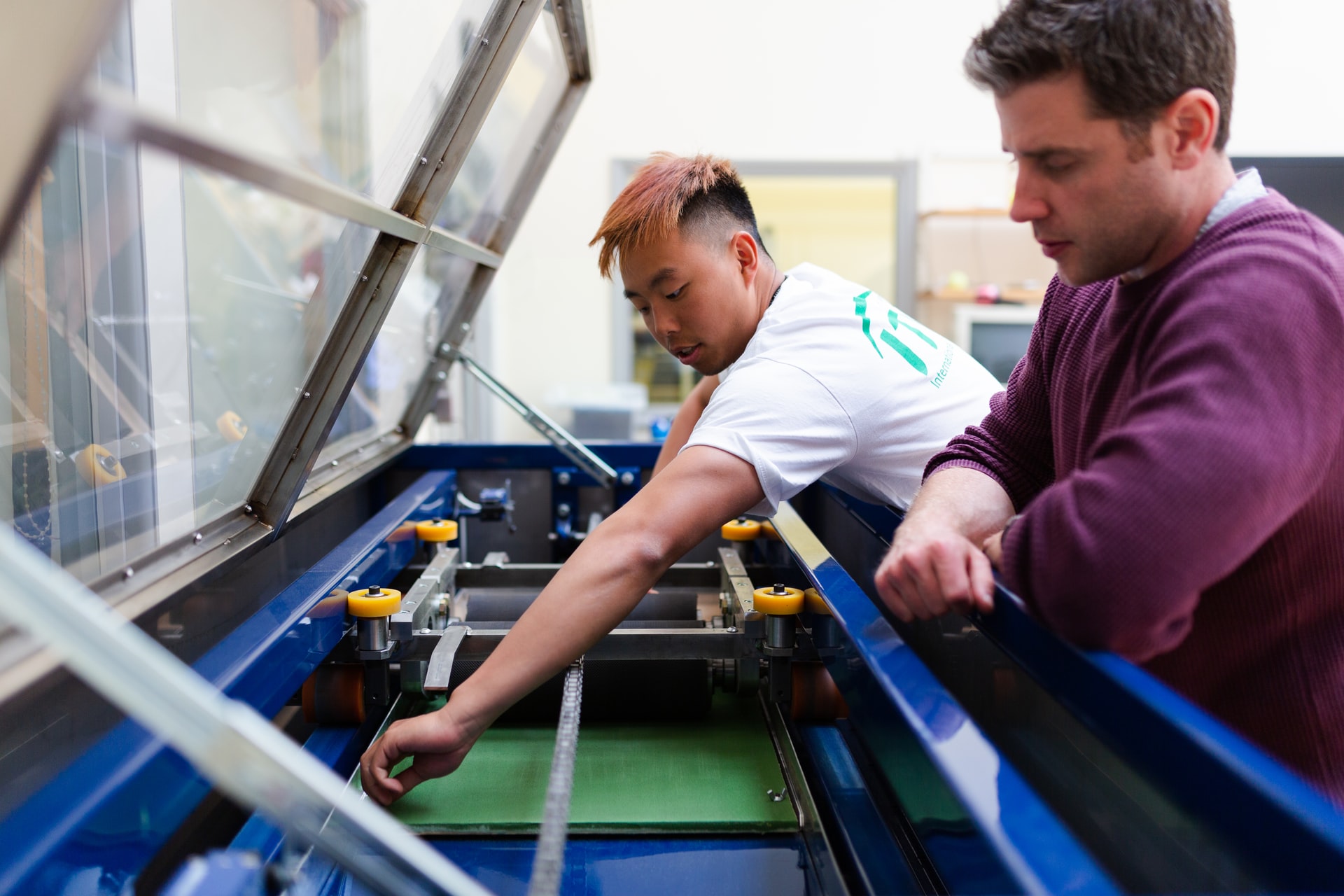 El ingeniero realiza una inspección basada en el riesgo en el activo El ingeniero realiza una inspección basada en el riesgo en el activo