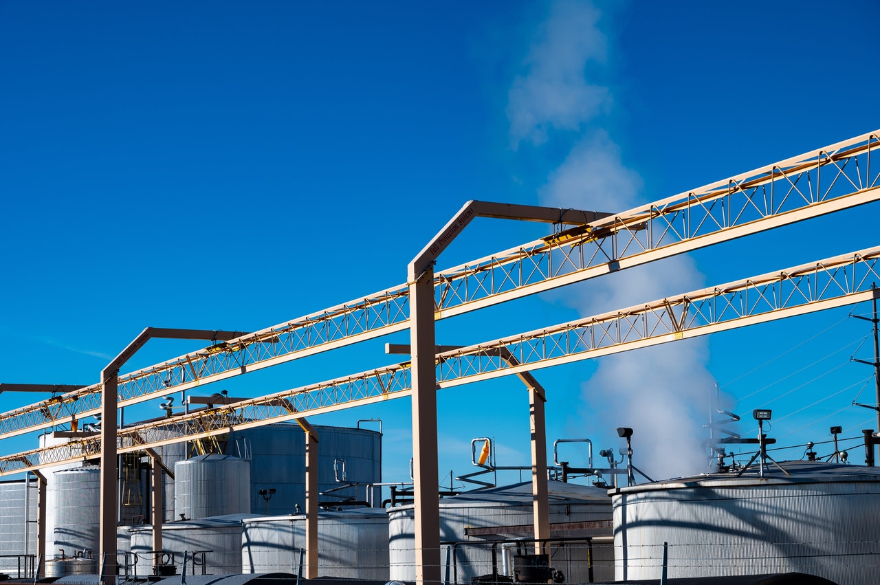 Industrieanlagen vor einem blauen Himmel