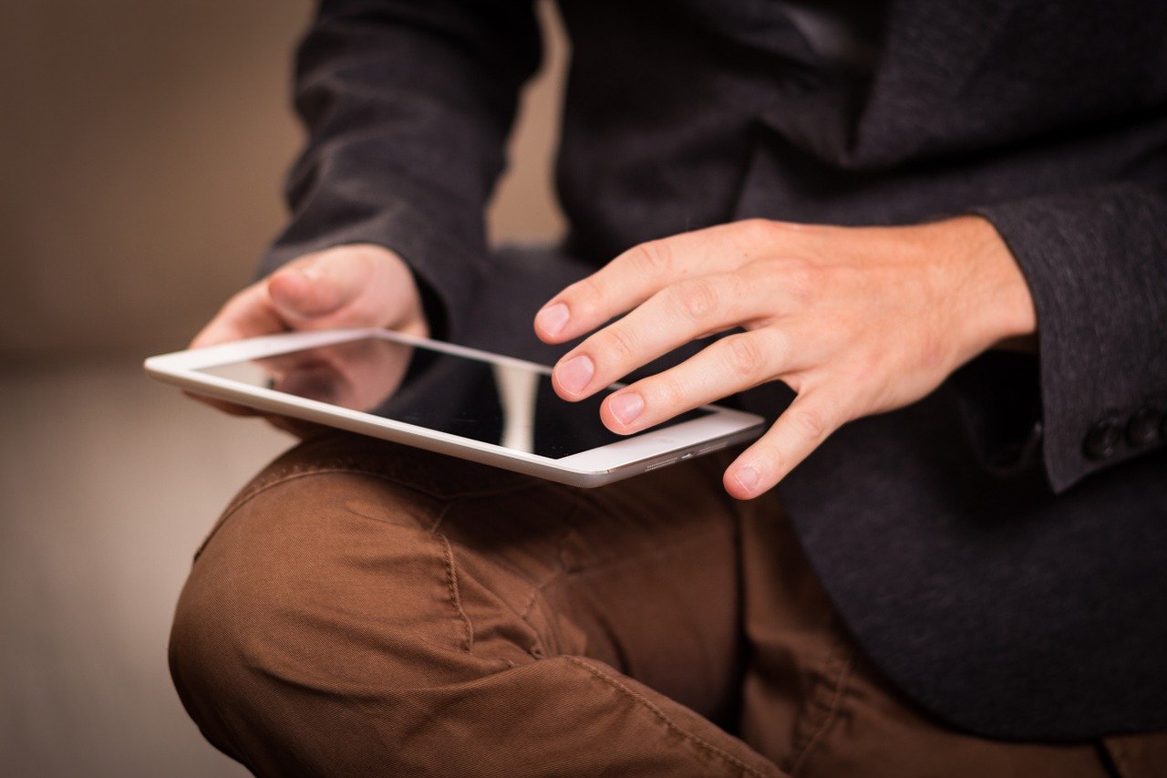 Mann mit einem Tablet in der Hand