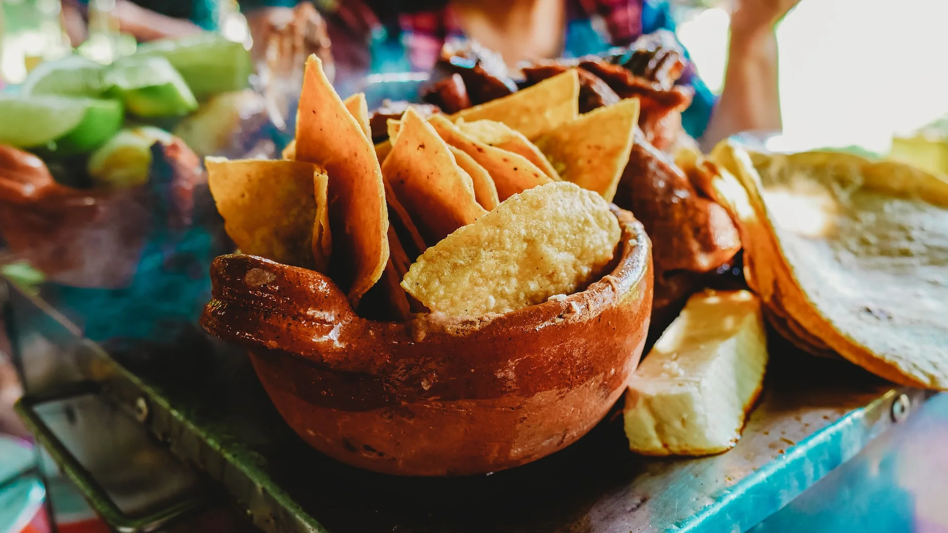 Nachos mexicanos en la mesa de un restaurante Un cuenco de tierra con nachos sobre una mesa de comida