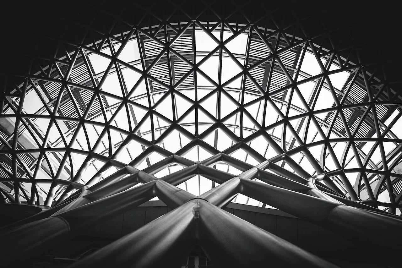 Panorámica de estructura industrial manufacturera en blanco y negro Panorámica de estructura industrial manufacturera en blanco y negro