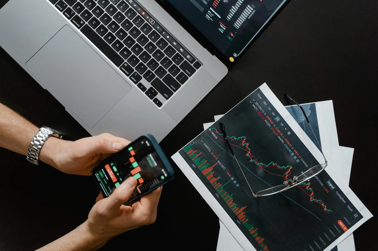 SWOT-Analyse in Unternehmen Jemand berechnet Statistiken mit dem Handy und einem Laptop
