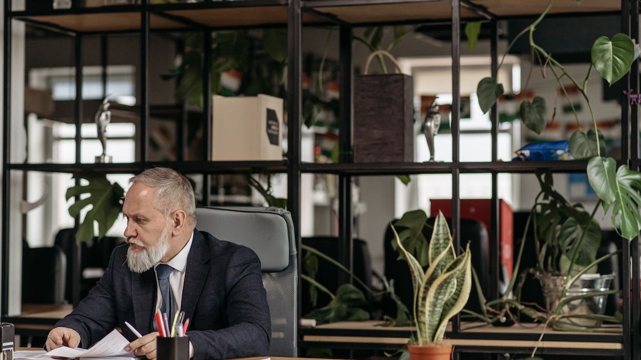 Director trabajando en su escritorio en una posición ergonómica