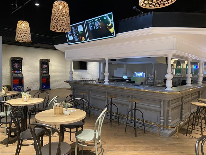 Areas Servicio Plaza Bar Bar en un aeropuerto
