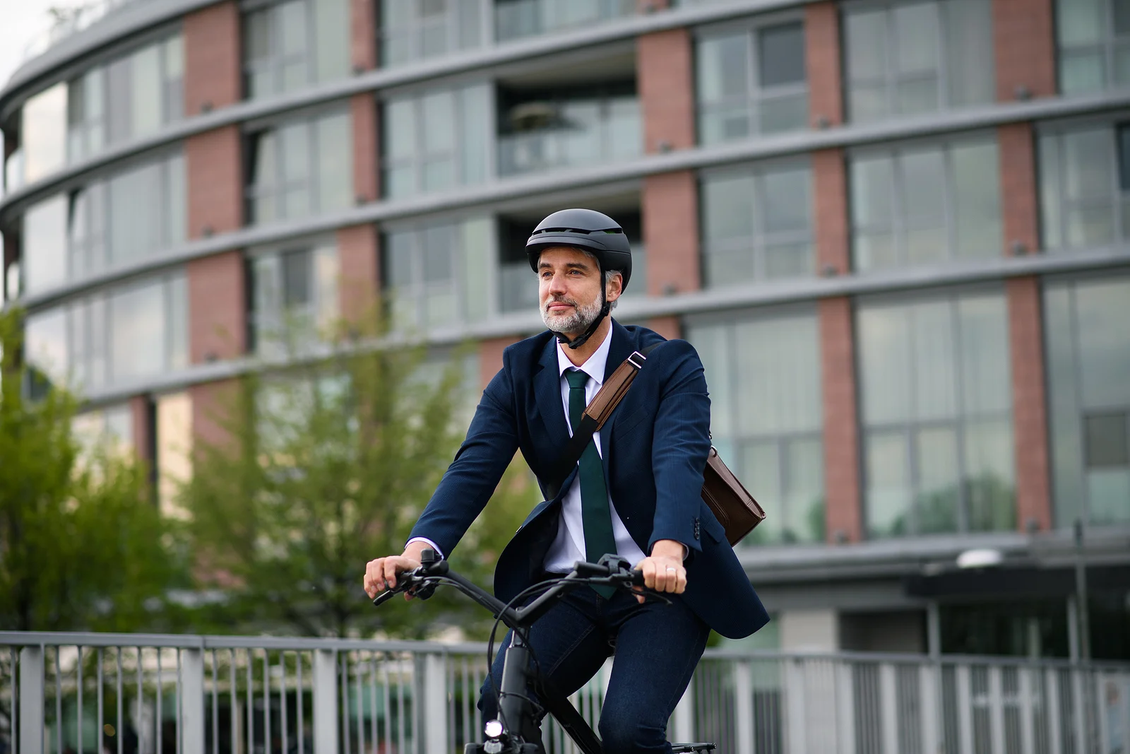 Muchos empresarios optan por la bicicleta Empresario monta en bicicleta alrededor de oficinas