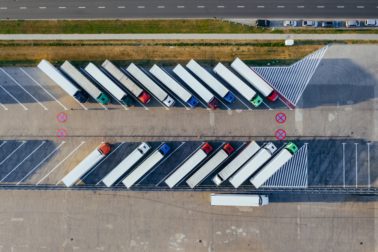 Lastwagen stehen aufgereiht und warten auf die Verteilung von Gütern Lastwagen stehen aufgereiht und warten auf die Verteilung von Gütern