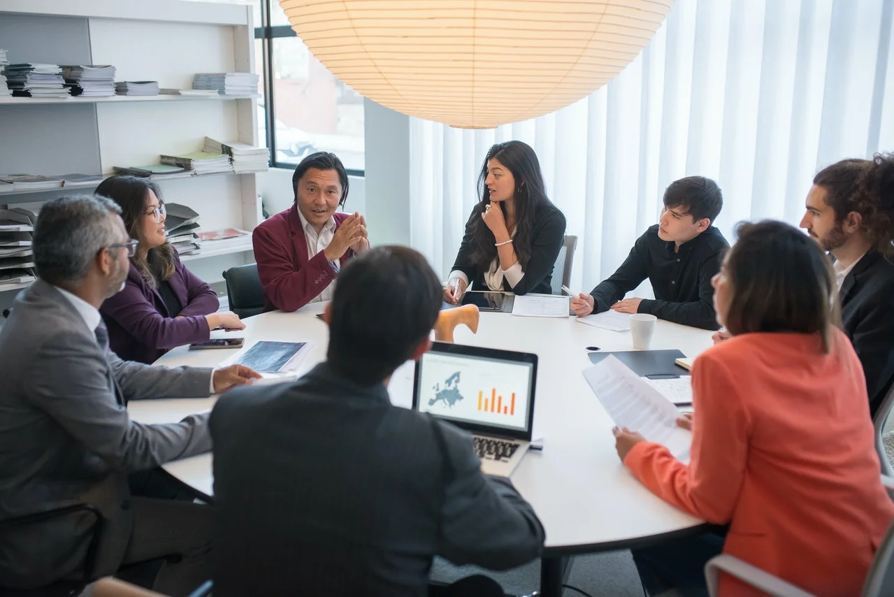 Reunión en una empresa Personas debaten ideas en una reunión en una empresa