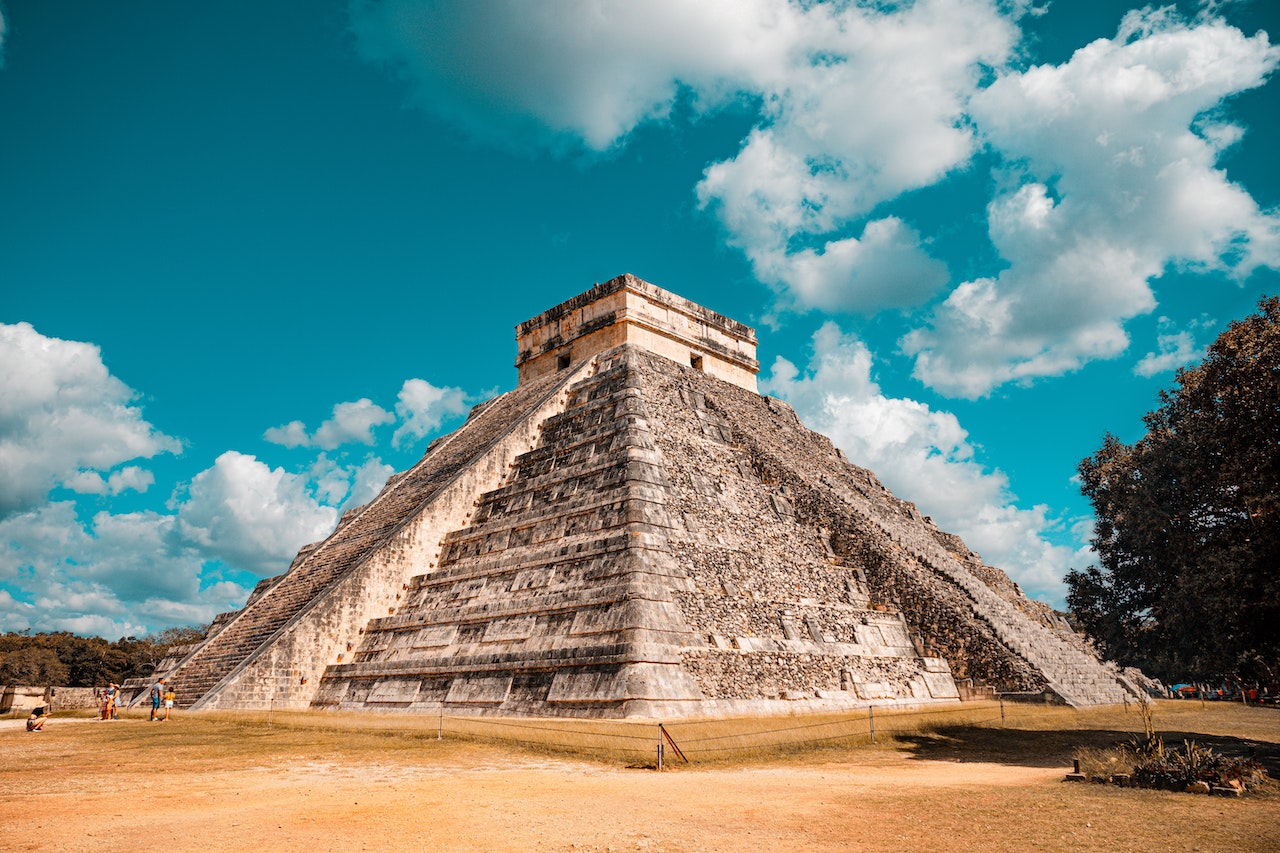 Pirámide azteca mexicana con cielo nublado