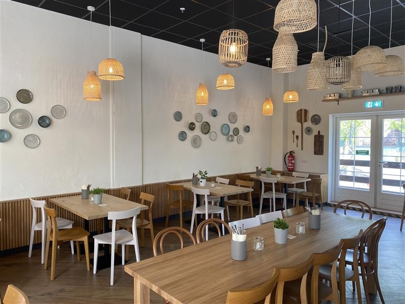 Servicio de Comedor de Areas Comedor con mesas de diferentes tamaños