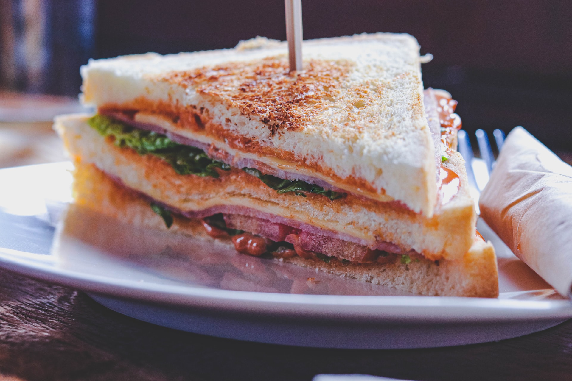 Pre-packaged sandwich on a plate