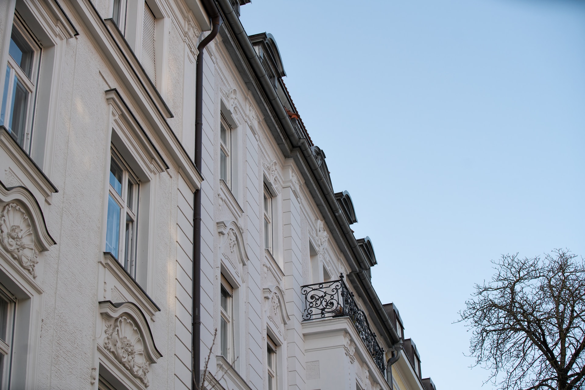 Häuserfassade vor blauem Himmel