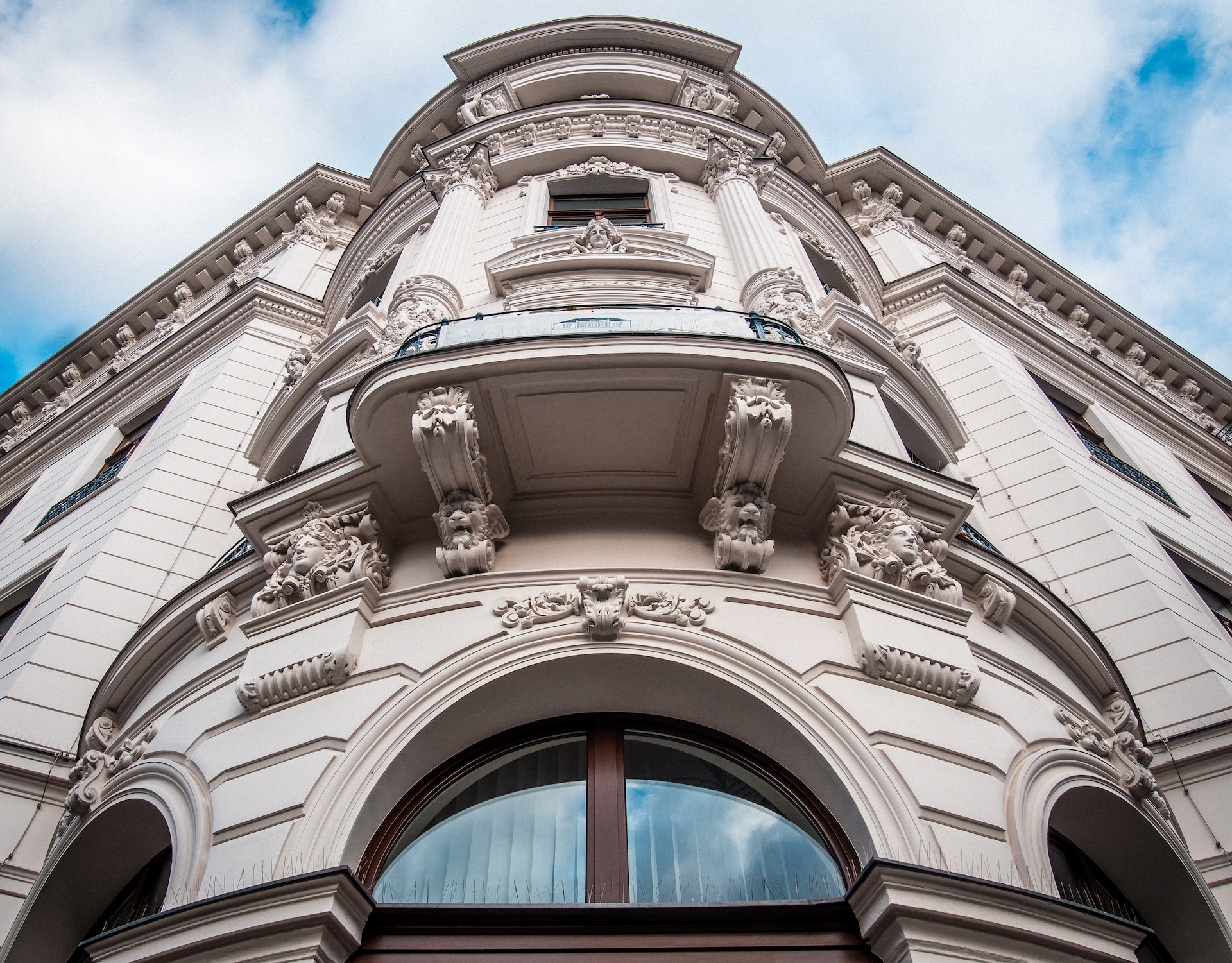 Altbau-Hausfassade von unten fotografiert