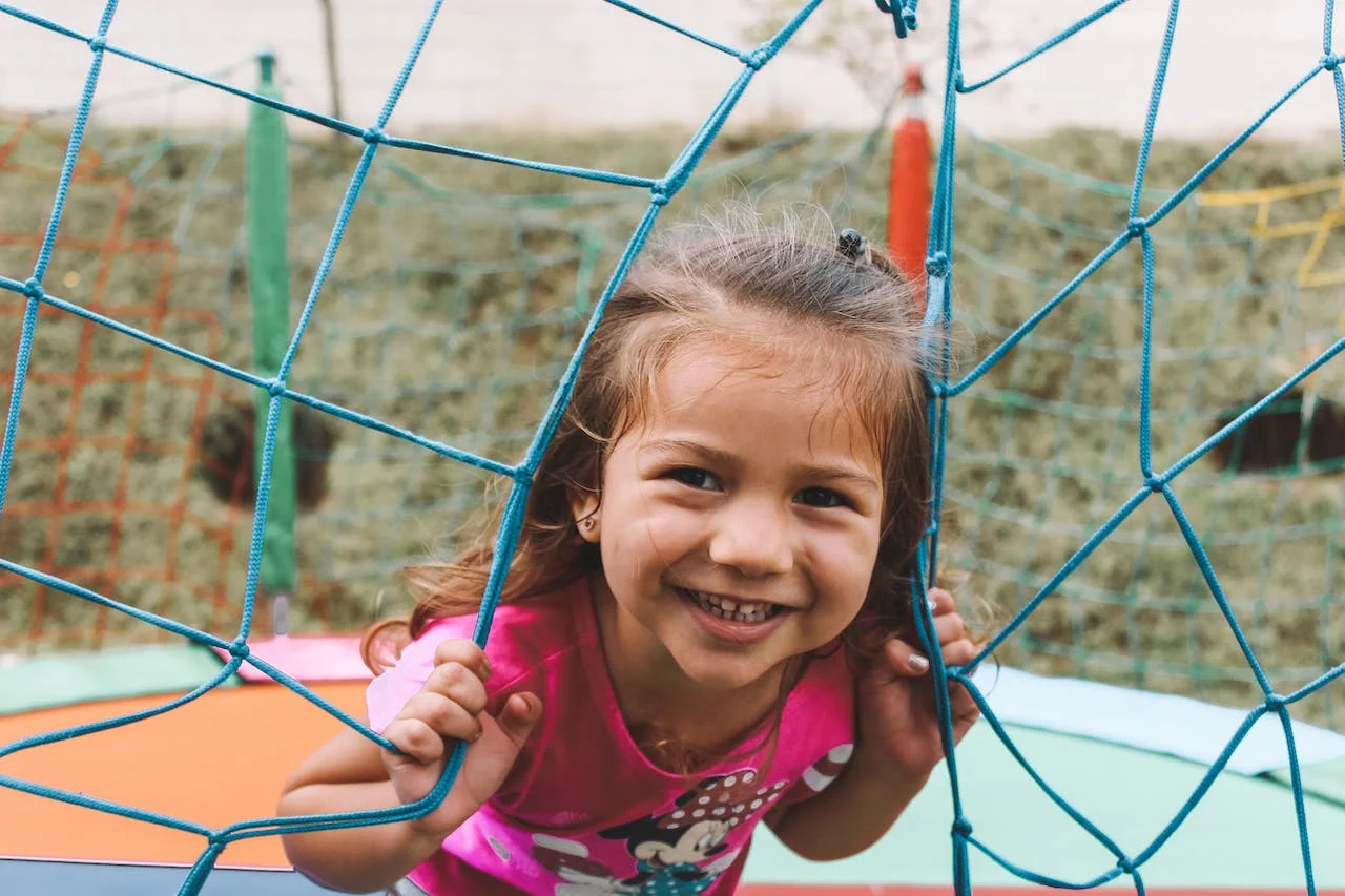 menina no playground sorrindo para a câmera