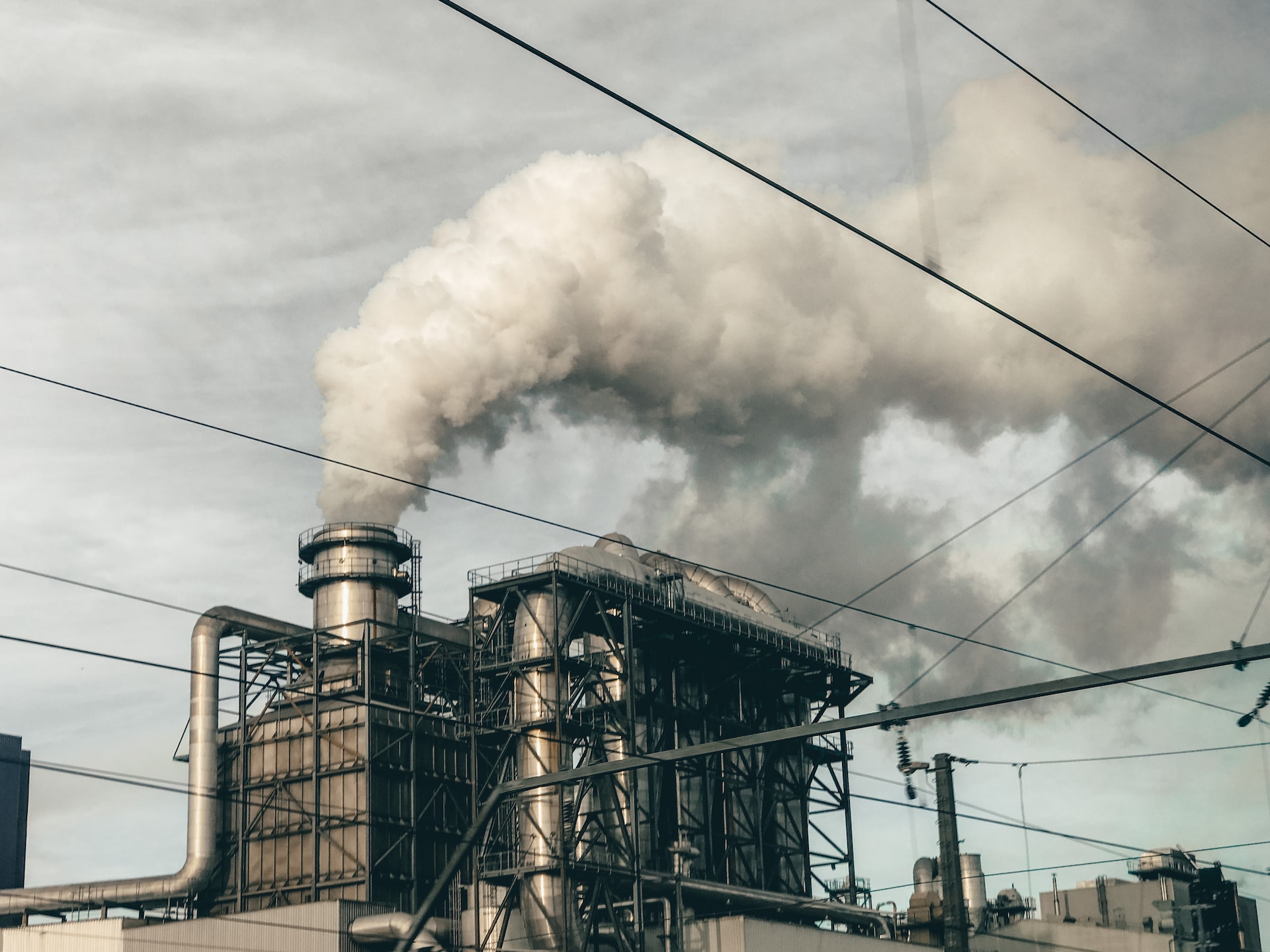 De la fumée sort d'un bâtiment d'usine De la fumée sort d'un bâtiment d'usine