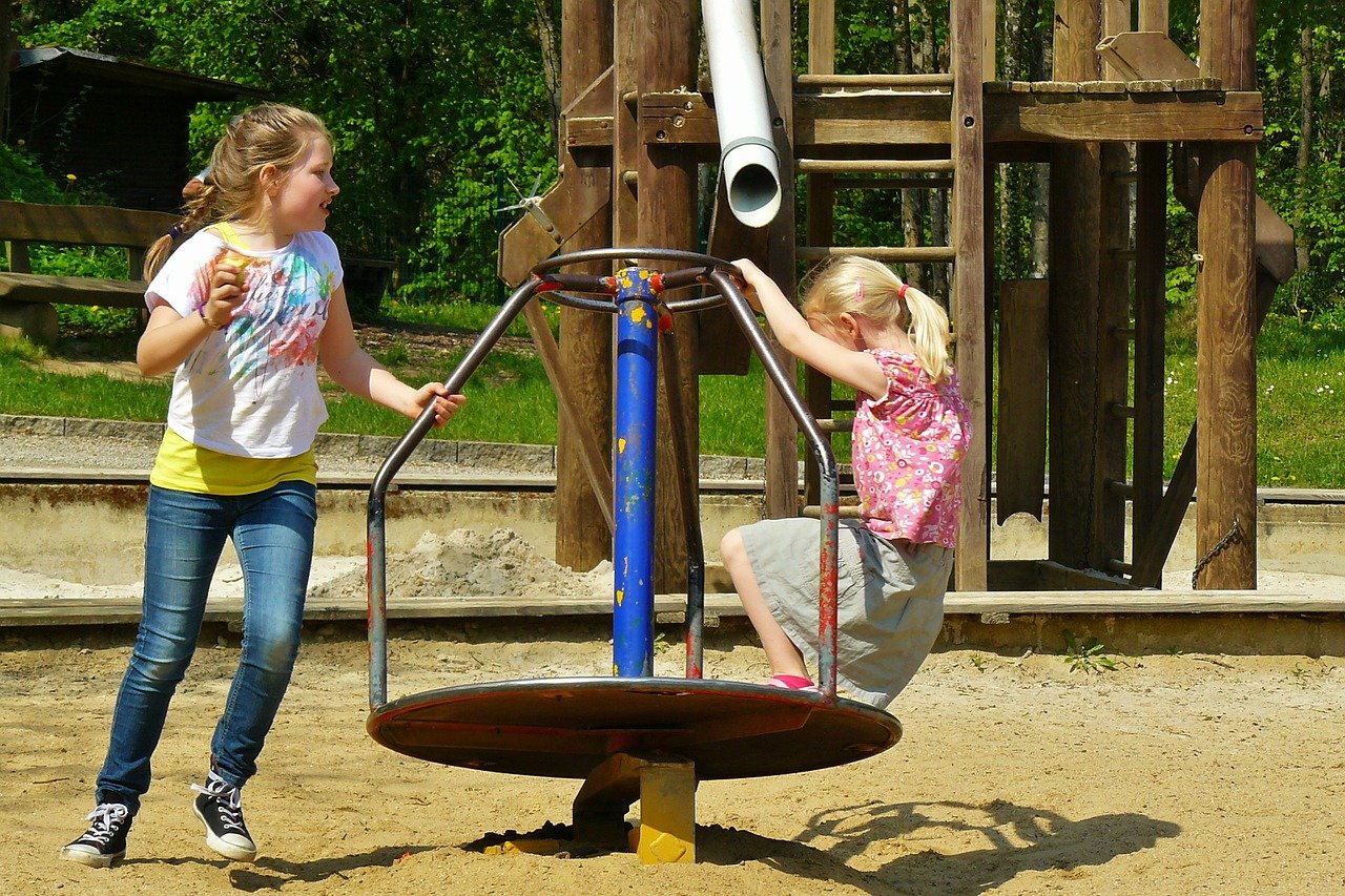 Kinder spielen auf dem Spielplatz