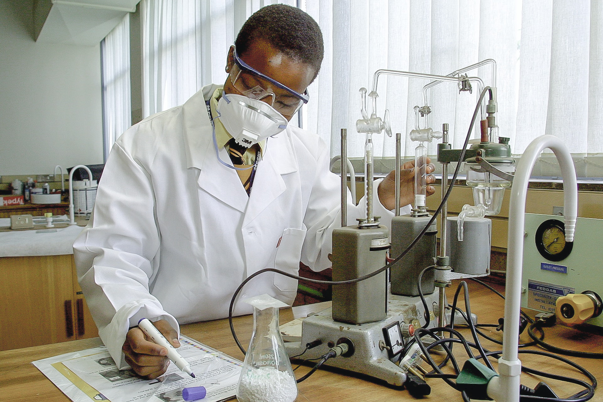 Wissenschaftler in Schutzkleidung