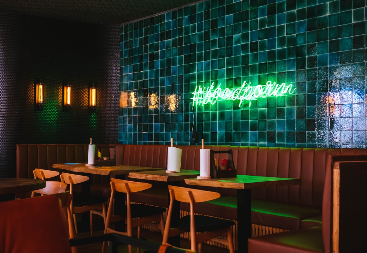 Eine geschlossene Bar vor der Öffnung