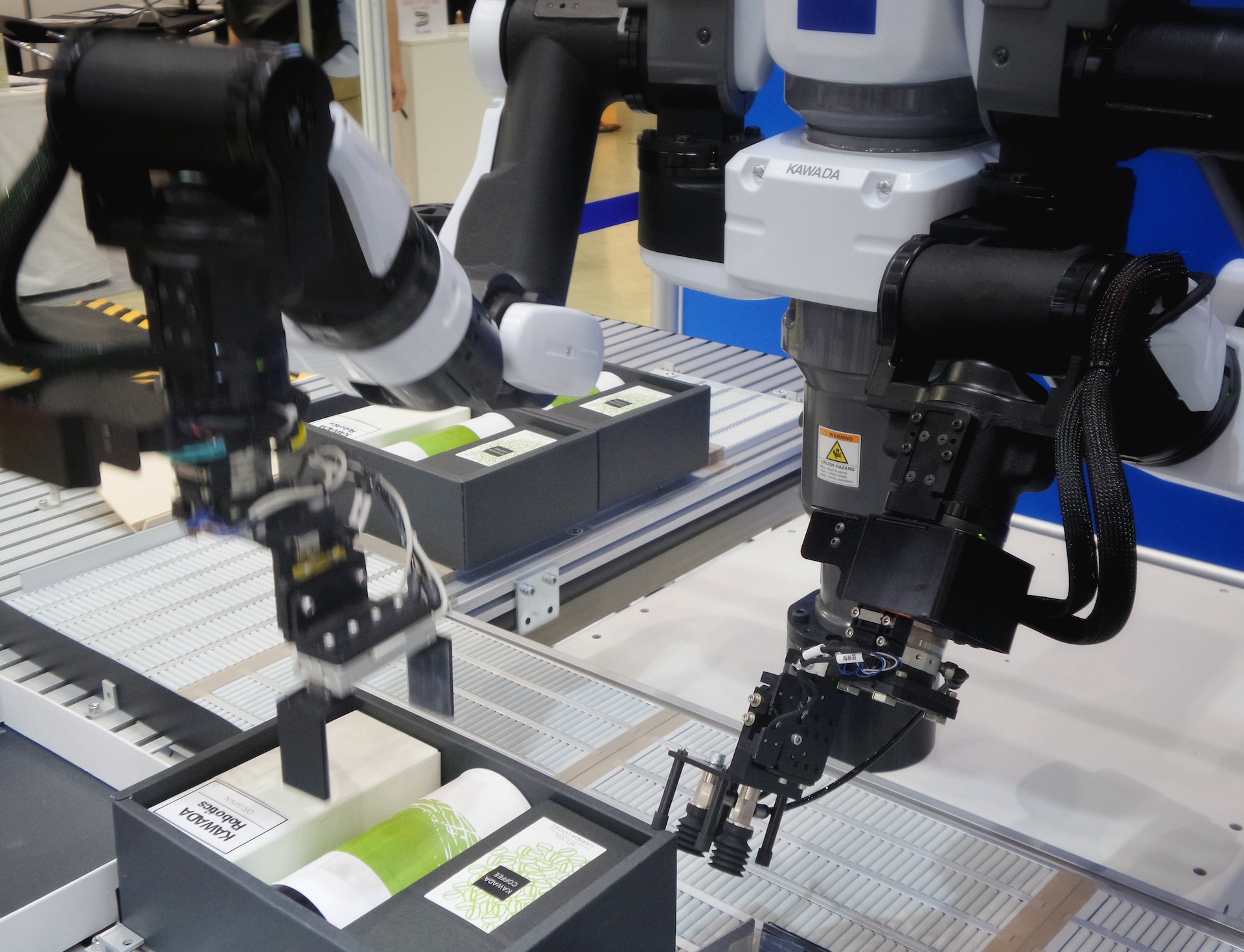 Des machines fonctionnelles dans une usine Les bras préhenseurs d'une machine collent des étiquettes