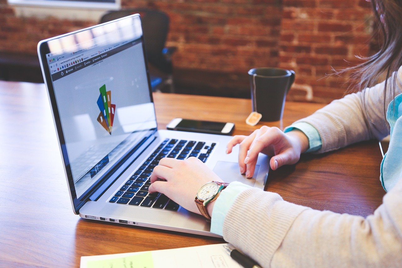 Projektmanager*in arbeitet am Projektabschlussbericht
