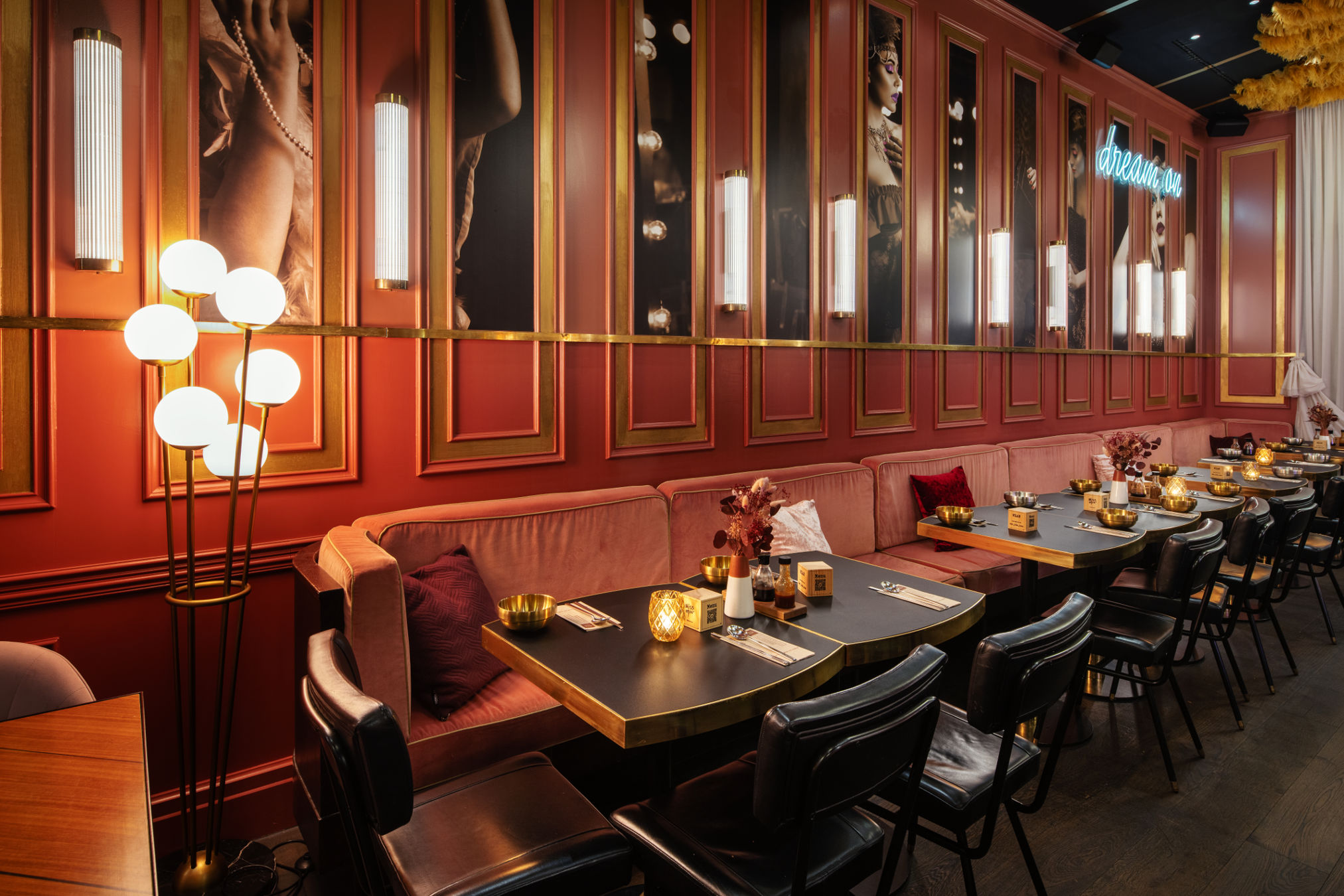 Familie Wiesner Miss Miu Filiale Restaurant mit Sitzbänken und gemütlichen Stühlen