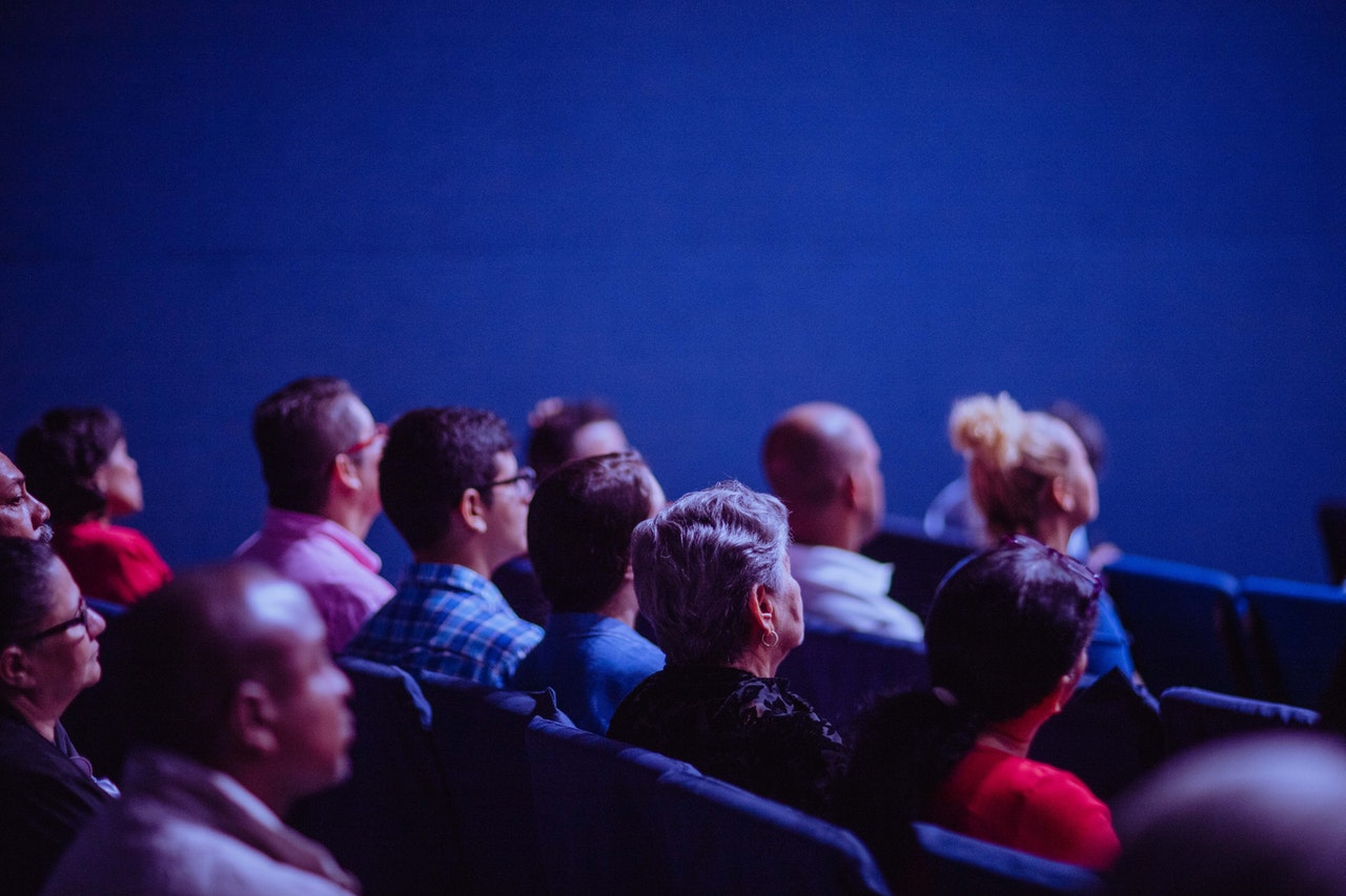 Personas reunidas en un seminario