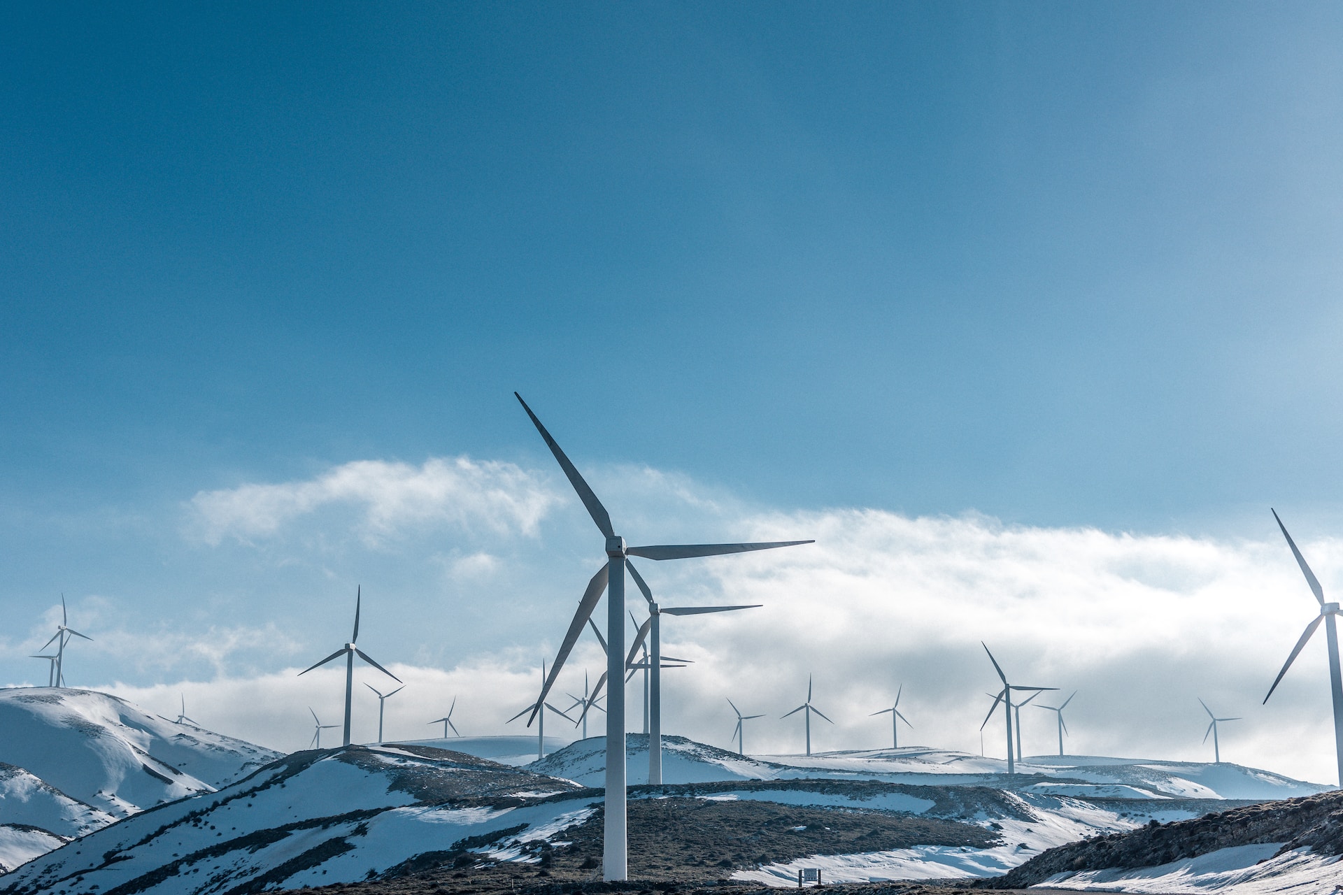L'énergie éolienne et l'énergie propre Des éoliennes sur des collines enneigées