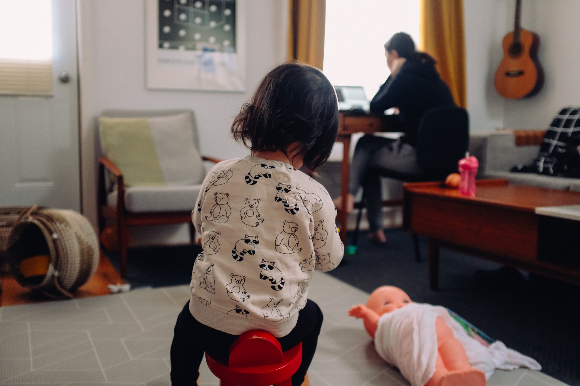 Mutter, die versucht, von zu Hause aus zu arbeiten, während sie ihre Tochter betreut